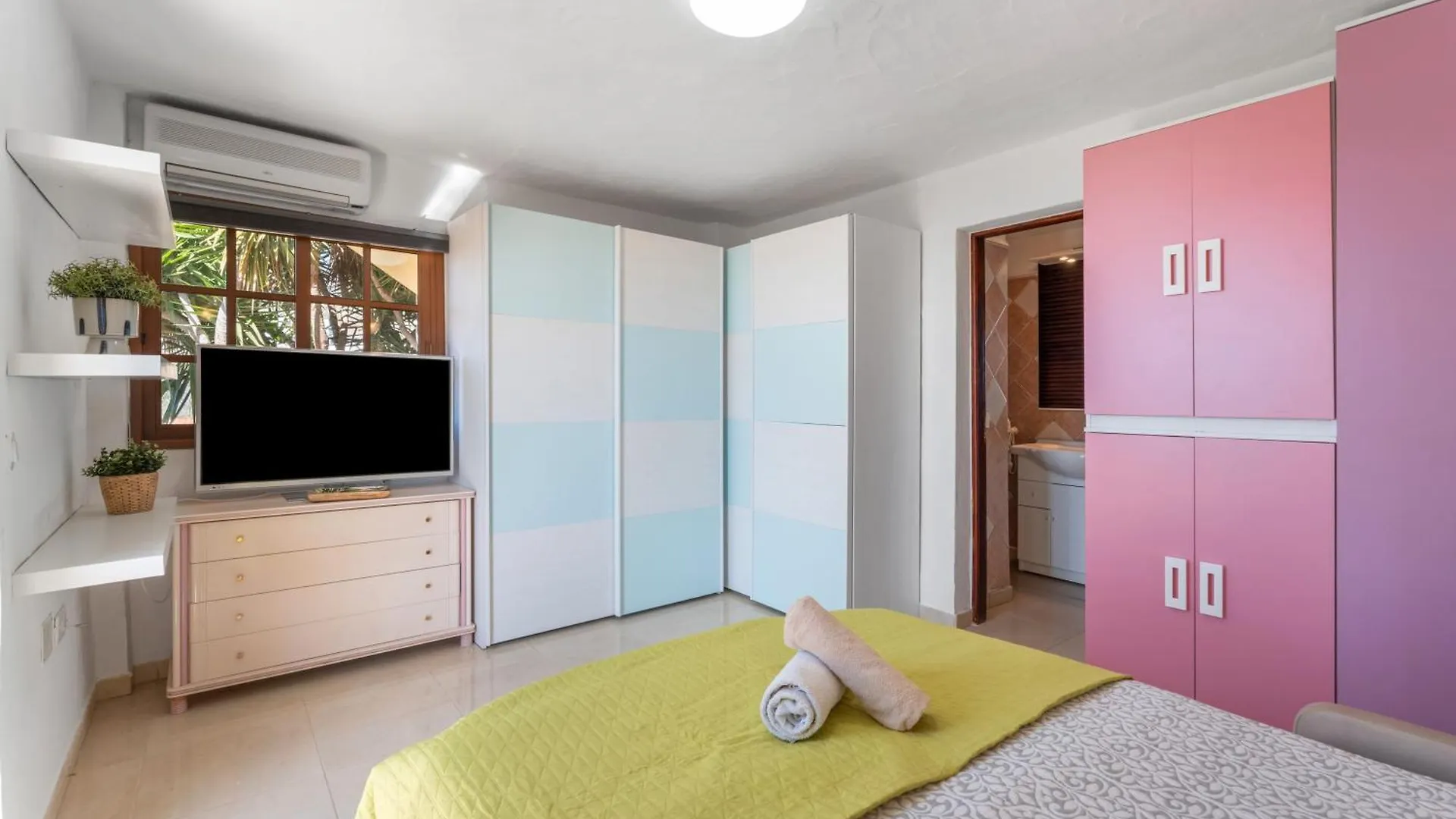 Casa Tenades 아데제