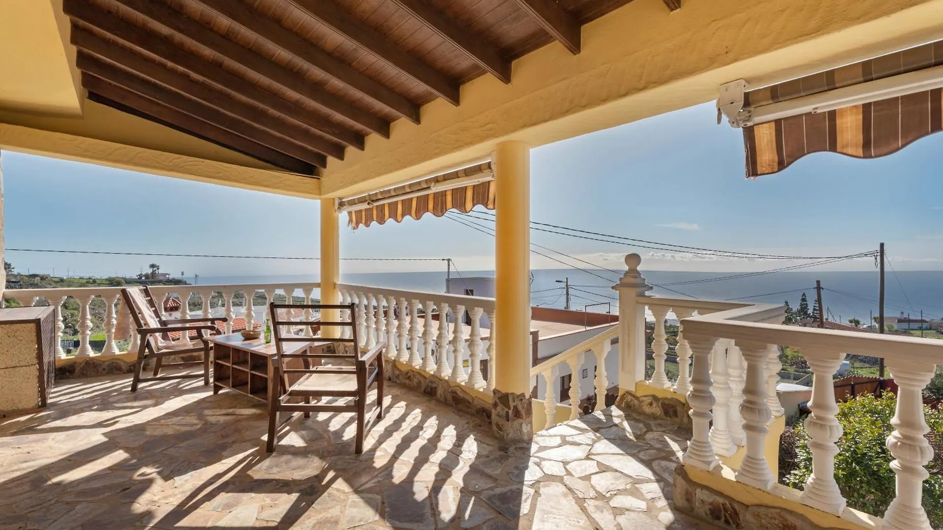 Casa Tenades 아데제 펜션